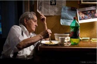 老人噎食时的急救措施 老人噎食美式急救法