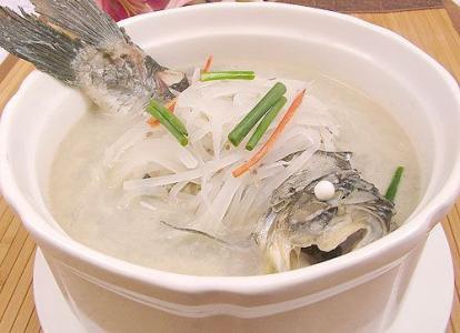 瘦身鱼汤：芹菜鲫鱼汤