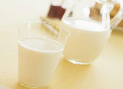 香蕉牛奶的晚上喝功效 牛奶10种奇效喝法