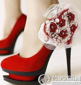 新娘婚鞋 怎样穿新娘婚鞋才能更舒适 别让婚鞋毁了你的婚