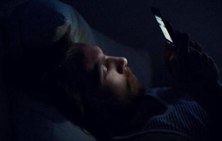 睡前玩手机影响睡眠 睡前玩手机的危害