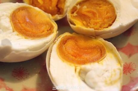流油咸鸭蛋的腌制方法 如何腌制出流油的咸鸭蛋