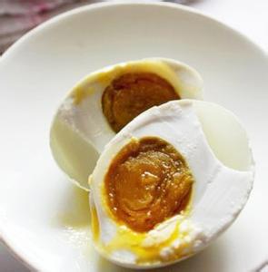红泥咸鸭蛋的腌制方法 快速腌制咸鸭蛋的方法