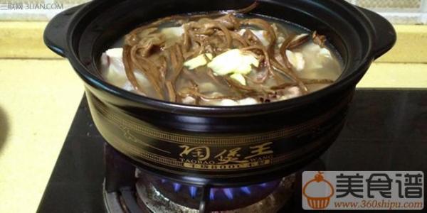 茶树菇鸡汤 年夜饭如何制作一份美味的茶树菇煲鸡汤