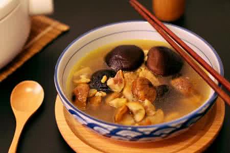 高压锅香菇炖鸡汤 栗子香菇煮鸡汤(电锅版)的做法