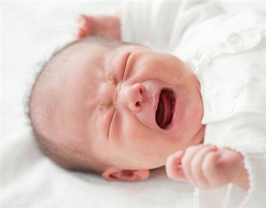 新生儿睡觉惊醒很频繁 婴儿睡觉惊醒怎么办