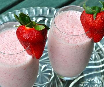 自制草莓奶昔的做法 草莓奶昔自制方法