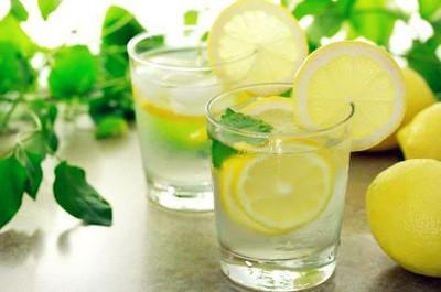 喝柠檬水多久能变白 喝柠檬水有什么好处