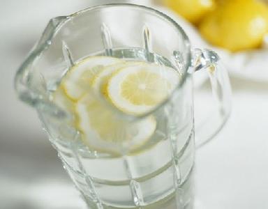 柠檬片泡水的功效 柠檬片冲水-养颜
