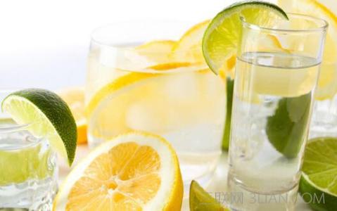 早上空腹喝柠檬水好吗 早上喝柠檬水的功效有哪些