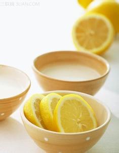 柠檬片泡水的功效 柠檬片泡水有什么功效和作用