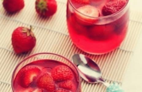 草莓酒的家庭酿制方法 草莓酒的功效与作用