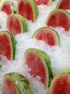 夏日健康饮品 夏日吃西瓜有技巧如何健康吃瓜
