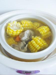 家常玉米排骨汤 玉米炖排骨汤的家常做法_好吃的玉米排骨汤怎么做