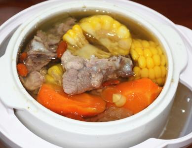 玉米排骨汤的家常做法 家常胡萝卜玉米排骨汤怎么做_胡萝卜玉米排骨汤的做法