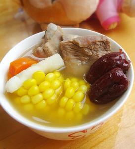 玉米红枣排骨汤 好吃的玉米排骨汤如何做_玉米红枣猪骨汤的做法步骤