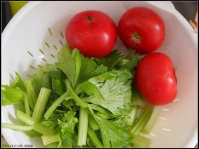 芹菜西红柿 芹菜和西红柿可以一起食用吗？