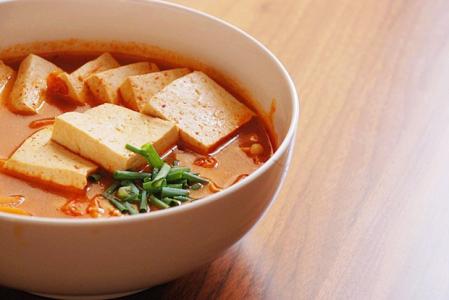 辣白菜豆腐汤的做法 辣白菜豆腐汤要怎么做才好吃_辣白菜豆腐汤的做法