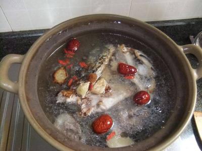 天麻炖鱼头的做法广东 天麻炖鱼头汤的做法