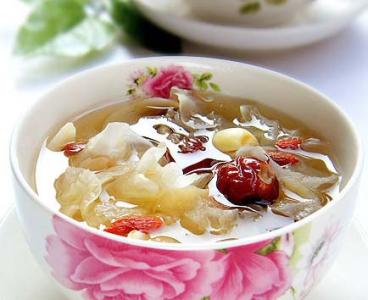 银耳莲子汤怎么做好吃 如何做好吃的莲子汤