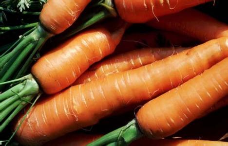胡萝卜清洗脱皮机 冬季手脚脱皮可吃点胡萝卜