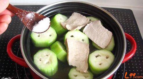 夏季养生菜肴：丝瓜瘦肉汤