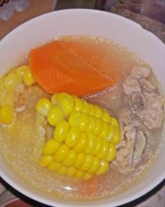 玉米排骨汤的家常做法 红萝卜玉米排骨汤的家常做法教程