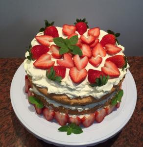 草莓汁的家常做法 草莓裸蛋糕的家常做法