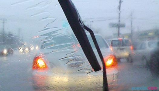 下雨天车前挡玻璃起雾 下雨天开车玻璃起雾怎么办
