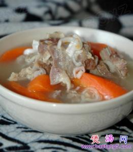 胡萝卜炖羊肉汤的做法 胡萝卜羊肉汤的做法图解_如何做好吃的胡萝卜羊肉汤
