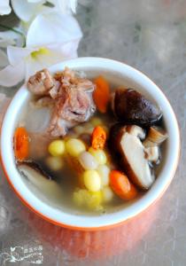 香菇玉米排骨汤的做法 好吃的玉米香菇排骨汤怎么做_玉米排骨汤的好吃做法
