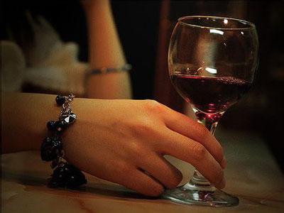 女人睡前喝红酒的好处 女人喝红酒的好处有哪些