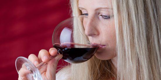 葡萄酒有点酸 葡萄酒喝着有点酸是坏了吗