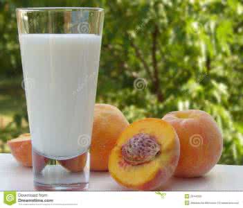 桃子和西瓜能一起吃吗 桃子和牛奶能一起吃吗？