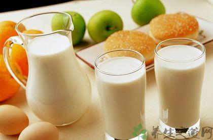 晚上喝牛奶好吗 秋天喝牛奶好吗