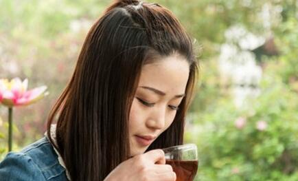 女性喝绿茶还是红茶好 女性喝绿茶有什么好处