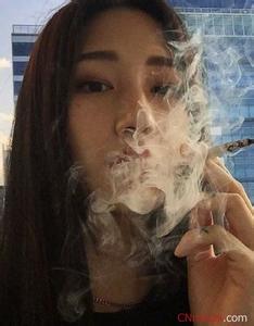 抽烟对女生的危害 女生的抽烟的危害