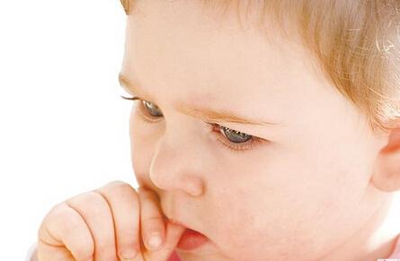 小孩咬指甲危害的图片 小孩咬指甲是什么原因