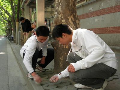 主席弯腰捡起中国国旗 弯腰低头，只是为了拾捡起幸福