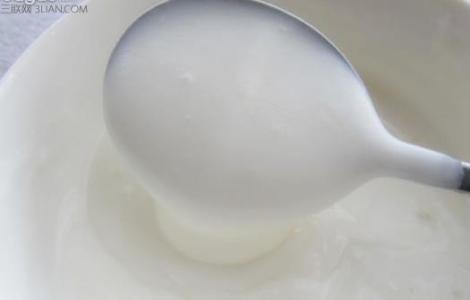 长期喝酸奶的好处 酸奶越浓稠越好吗