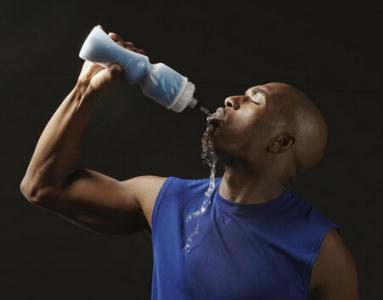 运动中 喝水 运动时可以喝水吗