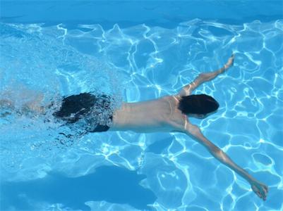学游泳的技巧 如何学游泳技巧
