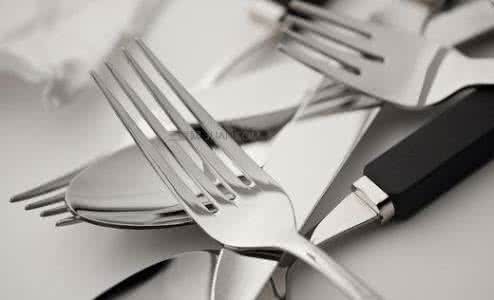 不锈钢餐具使用年限 不锈钢餐具的使用误区有哪些