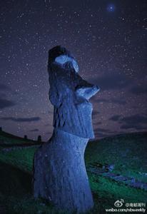 在阴沟里仰望星空 我们生活在阴沟里，但仍仰望星空