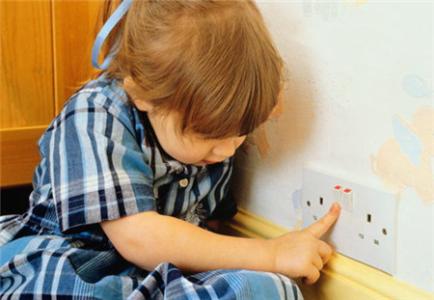 小孩被触电吓到怎么办 小孩触电怎么办
