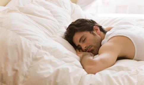 晚上几点睡觉最健康 睡觉“赤条条”的5个健康好处