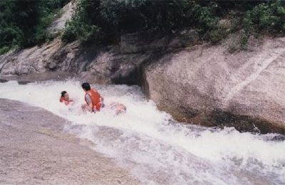 碧水峡漂流 清远碧水滩漂流