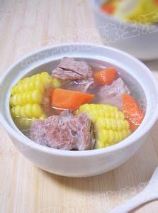 玉米排骨汤的家常做法 玉米胡萝卜排骨汤如何做_玉米排骨汤的家常做法