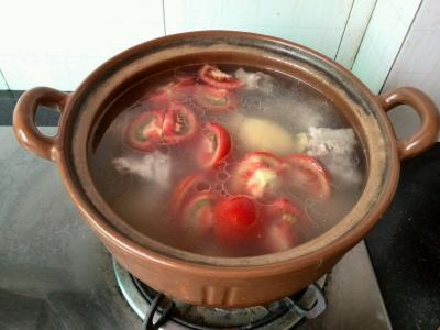 土豆排骨汤的家常做法 怎么做西红柿土豆排骨汤_西红柿土豆排骨汤的家常做法
