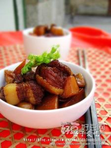 红烧肉炖土豆的做法 正宗东北红烧肉炖土豆的做法
